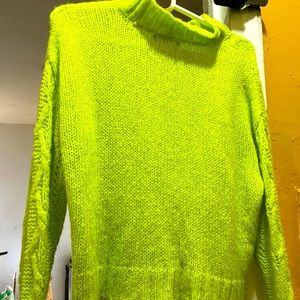 LIKE GREEN WOOL TURTLE NECK SWEATER